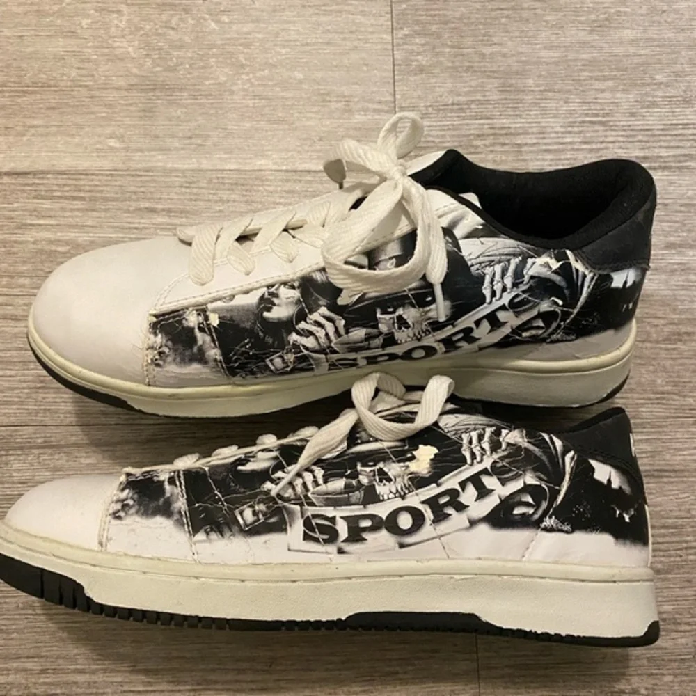 Gala Air black & white sports sneakers size 9 with sports graphic on the…